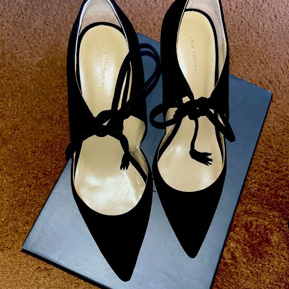 Ann Taylor black suede tassels pumps Size 8 brand new